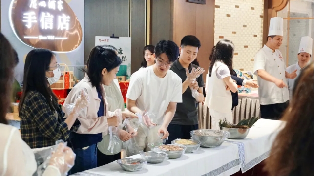 粽香传情 bv1946伟德官网开展端午节主题活动
